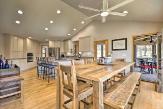 Dogs Welcome Secluded Oakland Gem with Hot Tub - Oakland - 2