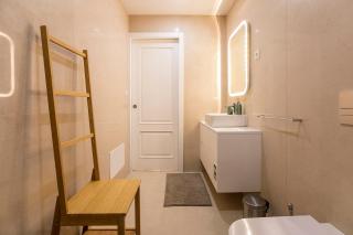 Newly Renovated Cozy Central Loft w/ AC by LovelyStay - Porto - 4