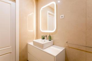 Newly Renovated Cozy Central Loft w/ AC by LovelyStay - Porto - 2