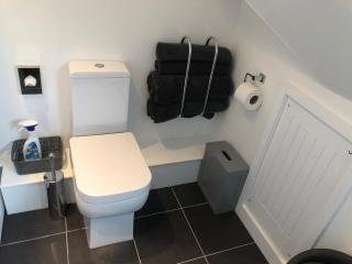 THE HIDEAWAY - LUXURY SELF CATERING COASTAL APARTMENT with PRIVATE ENTRANCE & KEY BOX ENTRY JUST A FEW MINUTES WALK TO THE BEACH, SOLENT WAY WALK, SHOPS and many EATERIES & BARS - FREE OFF ROAD PARKING,FULL KITCHEN, LOUNGE,BEDROOM , BATHROOM & WI-FI - 6