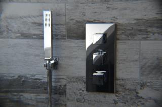 THE HIDEAWAY - LUXURY SELF CATERING COASTAL APARTMENT with PRIVATE ENTRANCE & KEY BOX ENTRY JUST A FEW MINUTES WALK TO THE BEACH, SOLENT WAY WALK, SHOPS and many EATERIES & BARS - FREE OFF ROAD PARKING,FULL KITCHEN, LOUNGE,BEDROOM , BATHROOM & WI-FI - 4