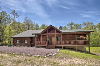 Furnished Deck, Hot Tub and Grill Poconos Cabin! - Albrightsville - 0