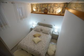 Angelina - stone house - Kali - 6