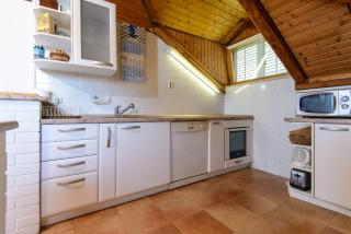 2-Bed Apt Sleeps 4 with Sea View 10 min to Beach - 5