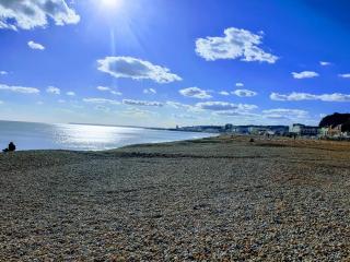 Central Hastings, Stylish-Luxe, Seaside Apartment. - 2
