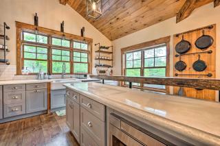 Elegant Mtn Chalet with Deck 1 Mi to Mt Snow! - Dover - 2