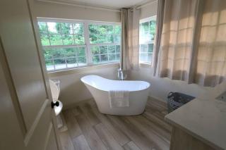 Farm House stay with soaking tub and hot tub barn - 5