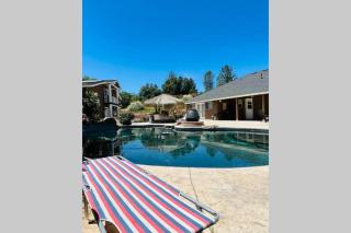 Private mountain retreat with pool and mini-golf - Oakhurst - 9