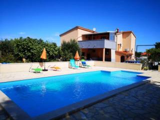 Sunny apartment with pool - Šišan - 9