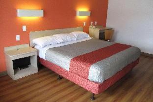 Travelodge by Wyndham Lansing - Lansing - 2