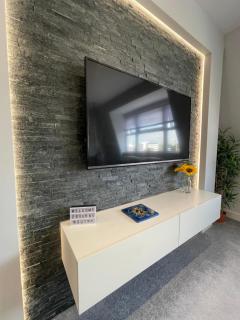 The Lansdowne Hideaway - Brought to you by Coastline Retreats - Newly Refurbished Town centre, Close to beach, Large Jet bath with TV, Netflix, swing and Parking Included - Bournemouth - 2