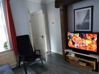 Salisbury House-Huku Kwetu Spacious 4 Bedroom House- Sleeps 6 - Luton Town Centre - Luton - 1