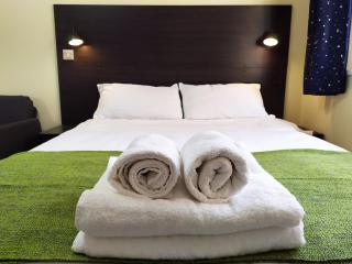 The Yew Studio - Self contained one bed studio flat with parking - 7