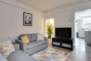 Spacious Three Bedroom House - Free Parking & Wifi - 3