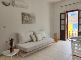Gompos Apartment - Cozy Apartment next to the sea - Amazing Sea View - Sými - 8
