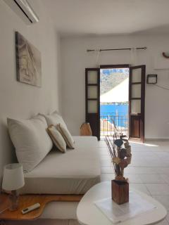 Gompos Apartment - Cozy Apartment next to the sea - Amazing Sea View - Sými - 0
