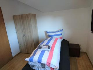 An der grünen Donau - Ferienwohnung, Monteurwohnung, wir bieten keine Parkplätze, Verpflegung oder Tücher an, Parken NUR gegenüber auf der Straßenseite - 1