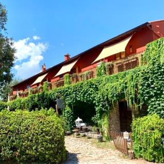 Casette rosse nel borgo medievale di Fossanova - Latina - 0