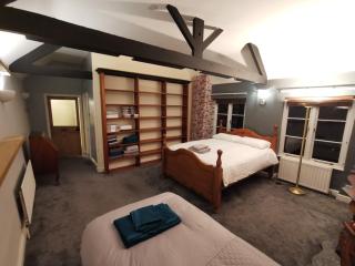 House - Sleeps up to 14 & Parking Available - 7