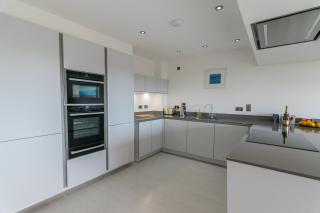 Apartment 3 Waterstone House - Sea Front Apartment, Hot Tub - Tenby - 9