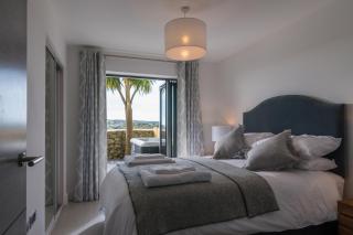 Apartment 3 Waterstone House - Sea Front Apartment, Hot Tub - Tenby - 2