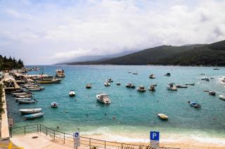 Apartman Gulliver in the center, 10 meters from the sea with private parking in natural shade - Rabac - 0