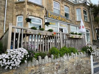 Breakers Guest House - 9