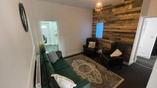 Spacious 6 Bed Home Near City & Albion Stadium Perfect for Contractors! - Birmingham - 8