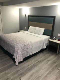 Travelodge Inn & Suites by Wyndham West Covina - West Covina - 4