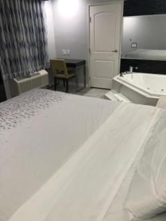 Travelodge Inn & Suites by Wyndham West Covina - West Covina - 1