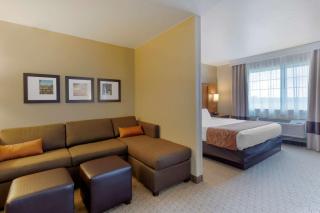 Comfort Suites Burlington - Burlington - 4