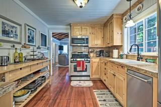 Redwoods Cabin with Hot Tub Walk to Russian River! - Guerneville - 2