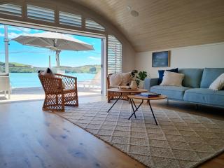 The Boatshed, Luxury Waterfront Accommodation - Raglan - 7