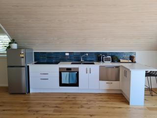 The Boatshed, Luxury Waterfront Accommodation - Raglan - 5