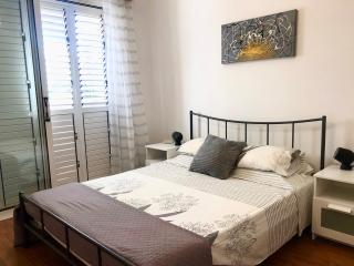 1 bedroom flat, prime location near sea, sleeps 4 - 8