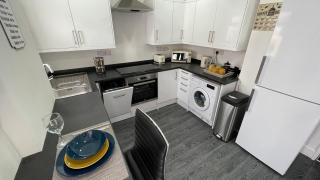 Spacious 6 Bed Home Near City & Albion Stadium Perfect for Contractors! - Birmingham - 7