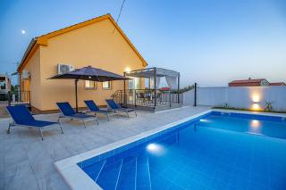 Villa Family and Friends private heated pool with jacuzzi - Zadar - 0