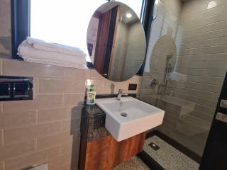 Apt# ONE-FOUR-TWO - with Lift - High Speed Wifi - Smart TV - 6