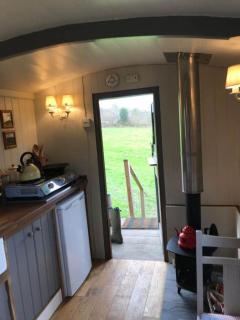 Charming Shepherds Hut with Wood Fired Hot Tub - Charlton Musgrove - 8