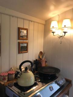 Charming Shepherds Hut with Wood Fired Hot Tub - Charlton Musgrove - 7
