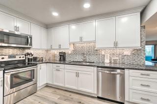 Walk to Beach Resort-Style Siesta Key Condo! - 2
