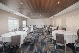 Holiday Inn Express & Suites Great Bend by IHG - Great Bend - 2