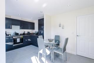 Vidale Court, 3 Bedroom House with River Irwell view, sleeps 6 - 1