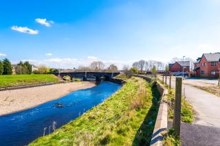 Vidale Court, 3 Bedroom House with River Irwell view, sleeps 6 - 9