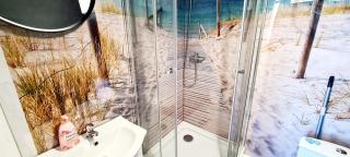 SUB HEL. Budżetowe pokoje w domu z basenem. Wokół domu tylko natura. Balkon zbyteczny. - 4