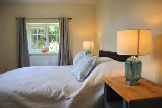 Beautiful Character 5 Bedroom Dorset Thatched Cottage - Great Location - Garden - Parking - Fast WiFi - Smart TV - Newly decorated - sleeps up to 10! Only 18 mins drive to Sandbanks Beach! Close to Bournemouth & Poole - 1