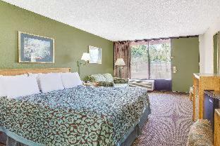 Days Inn by Wyndham Bradenton - Near the Gulf - 8