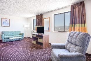 Super 8 by Wyndham Kingman - 2