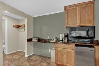Maven's Inn & Grill - Canyon Lake - 6