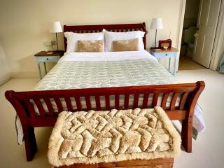 Spacious King Room with Ensuite - 6